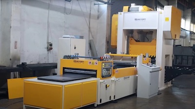 Servo straightener and feeder